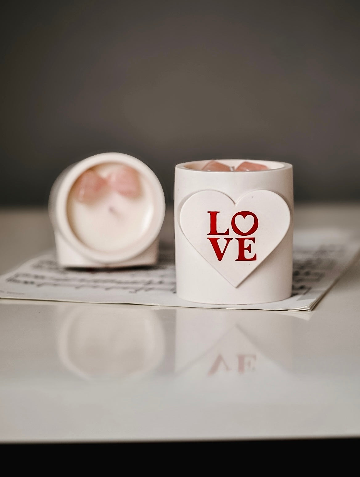 ❥ Vela en envase artesanal "LOVE" con cristales de cuarzo rosa