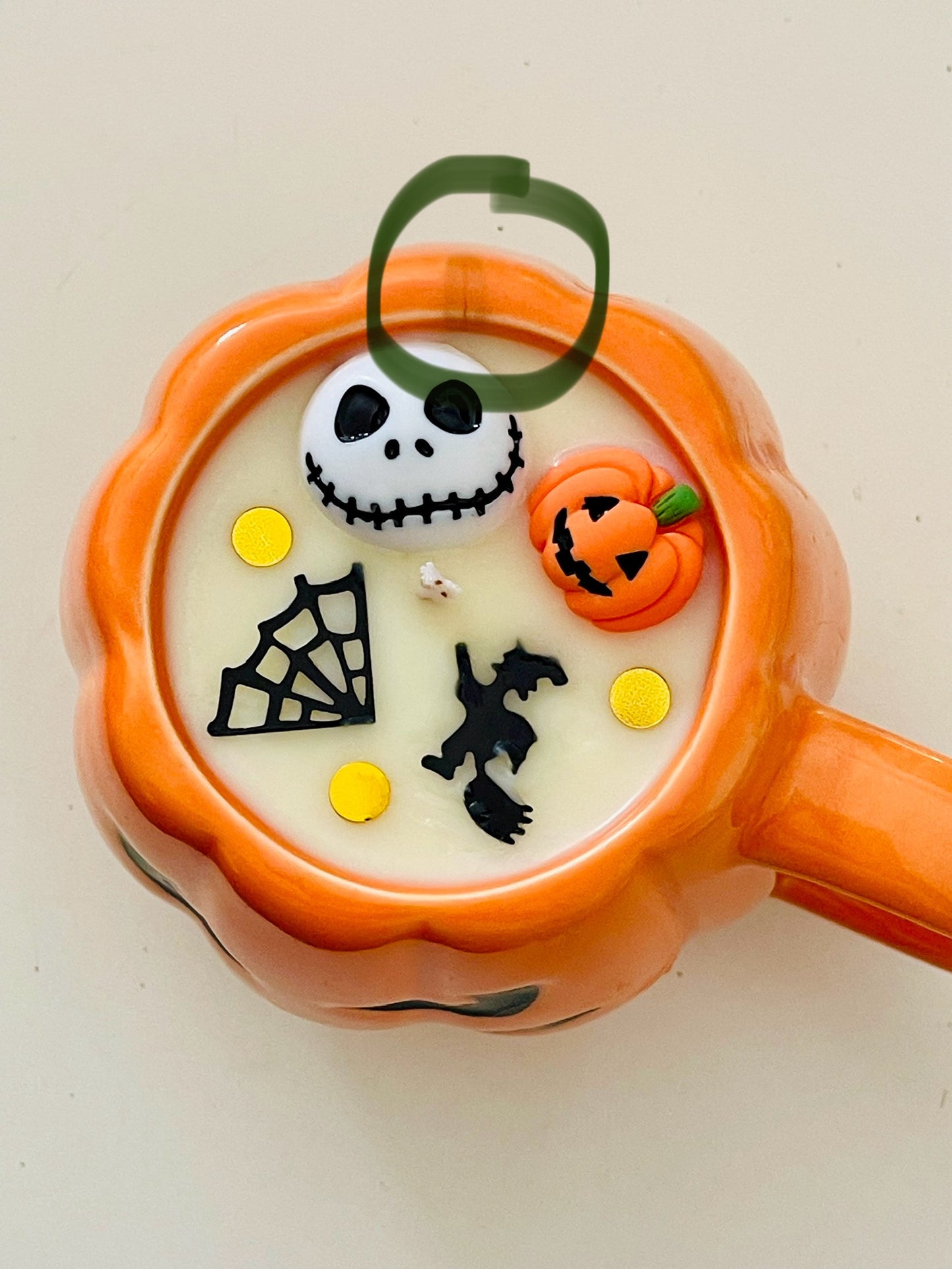 Vela en taza con pequeña fisura