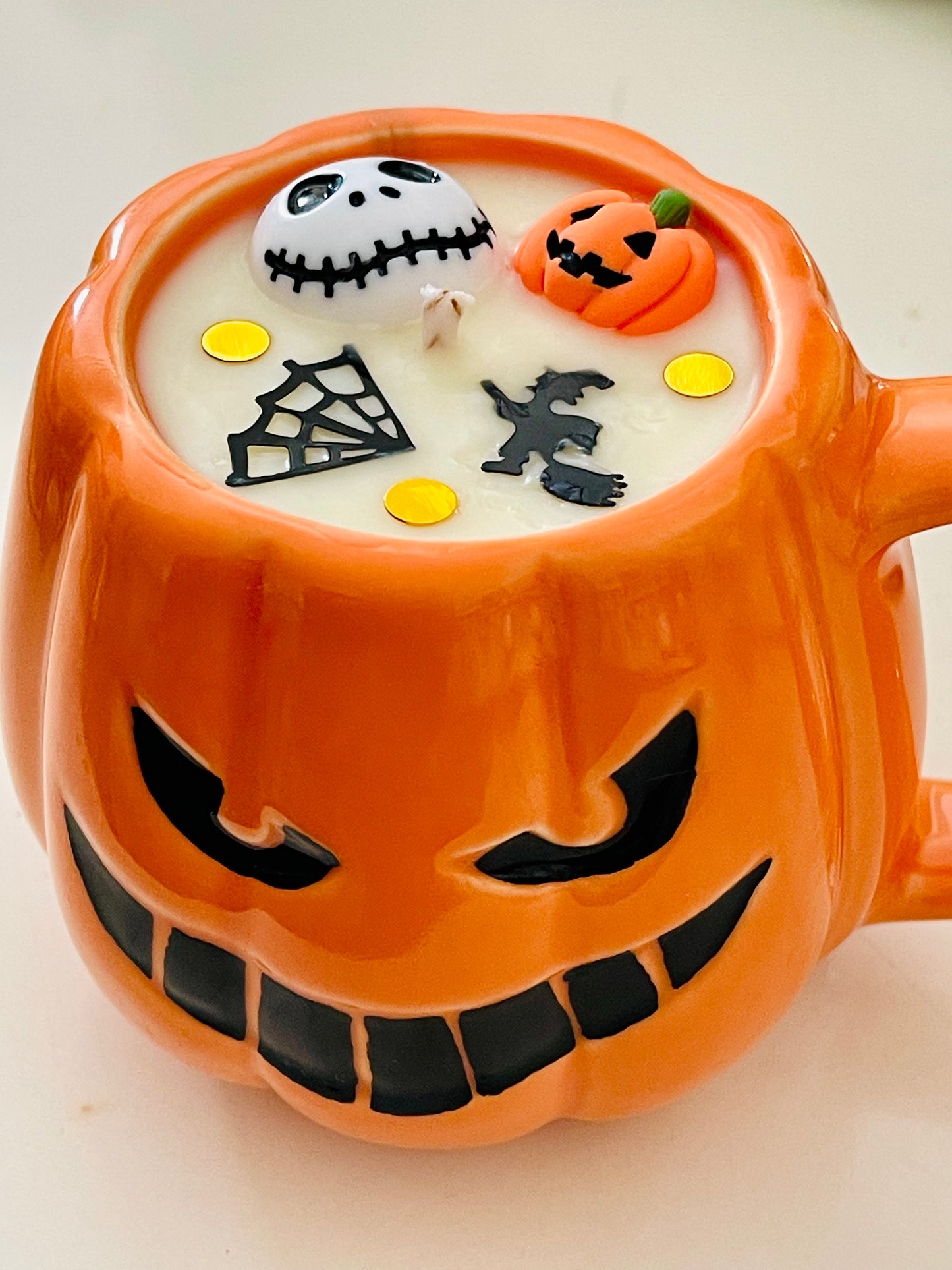 Vela en taza con pequeña fisura
