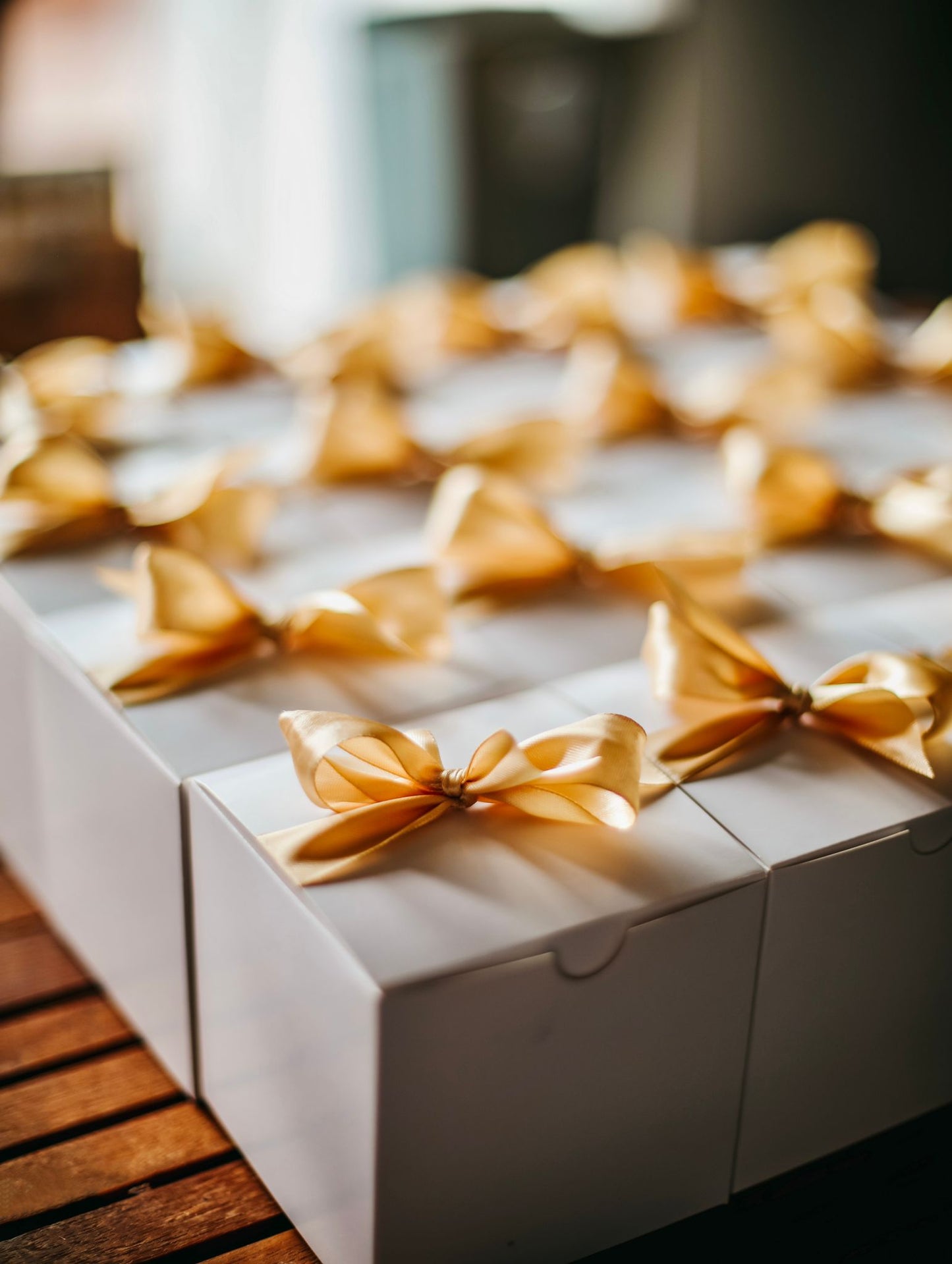 Envuelve tu velita en una cajita kraft individual, tamaño 10x10cm, con lacito.