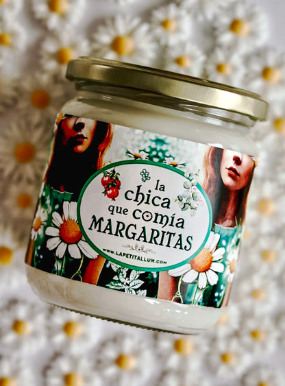 ❥ Vela “la chica que comía margaritas”. Aroma dulce de moras, granada y jazmín.