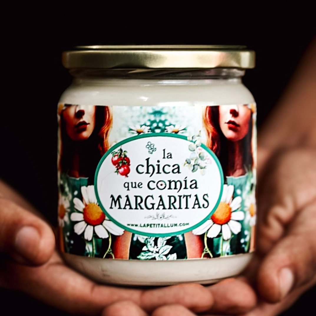 ❥ Vela “la chica que comía margaritas”. Aroma dulce de moras, granada y jazmín.