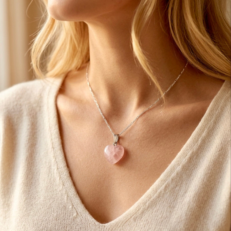 ❥ Colgante corazón de cuarzo rosa claro ♡ (Amor, confianza, armonía)