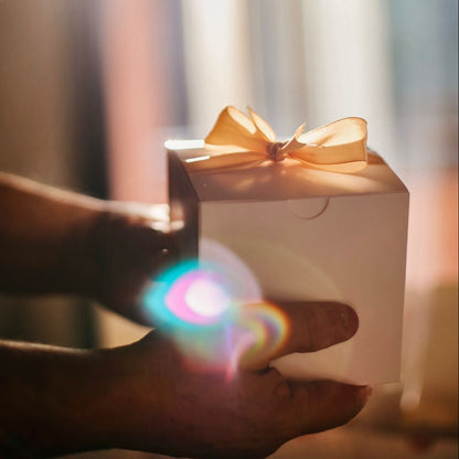 Envuelve tu velita en una cajita kraft individual, tamaño 10x10cm, con lacito.