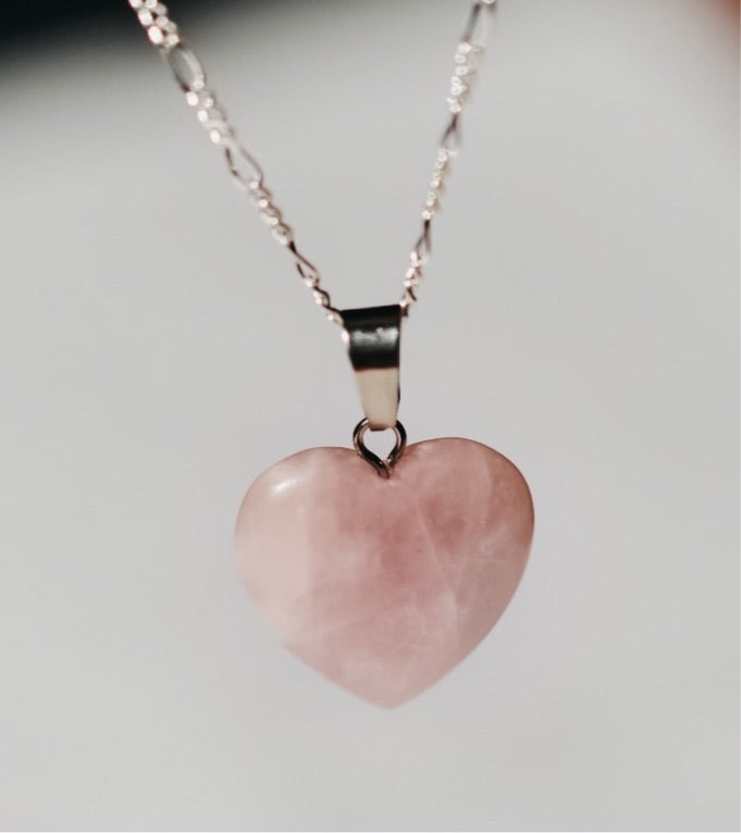 ❥ Colgante corazón de cuarzo rosa claro ♡ (Amor, confianza, armonía)