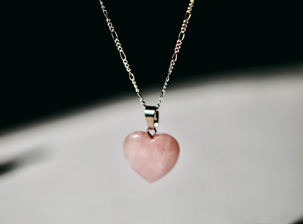 ❥ Colgante corazón de cuarzo rosa claro ♡ (Amor, confianza, armonía)